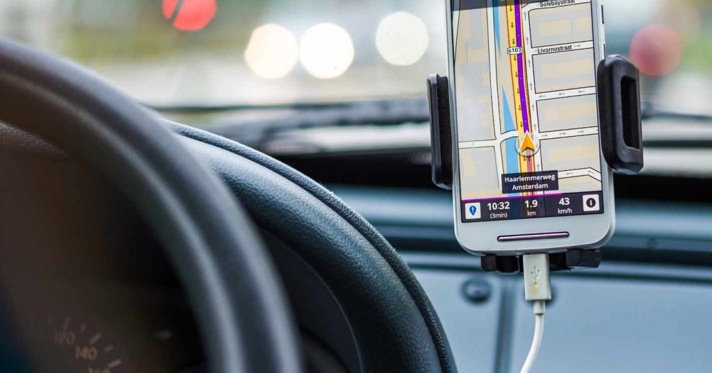 Appen achter het stuur, smartphone in de auto, mobiel in de auto