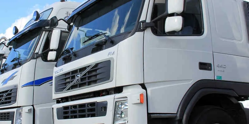 Achteraanrijding vrachtwagen na het invoegen, kop-staartbotsing vrachtwagen, vrachtwagenongeluk na invoegen