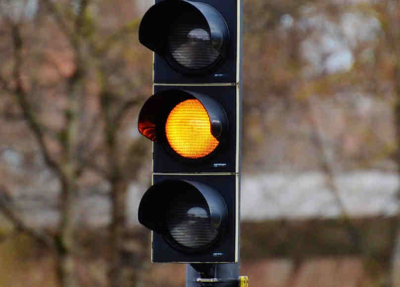 Aanrijding oranje verkeerslicht, aanrtijding oranje stoplicht, wat betekent een oranje stopplicht, stoplichten wet, aanrijding oranje licht, hoelang blijft een stoplicht oranje