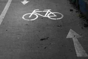 Rechts inhalende fietser, fietser haalt rechts in, rechts inhalen fietsers, val door rechts inhalen