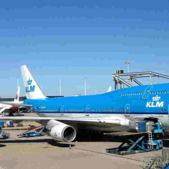 KLM medewerker raakt gewond bij laden vliegtuig