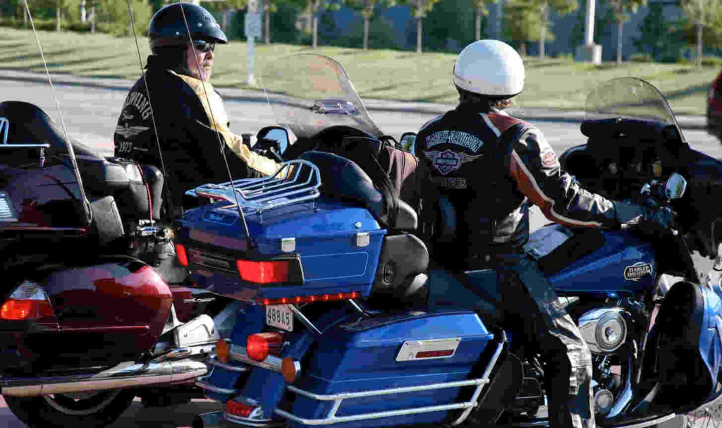 Aanrijding motoren, rechts inhalende motor