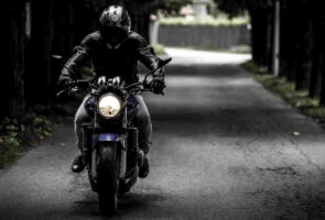 Aanrijding met te hard rijdende motorrijder