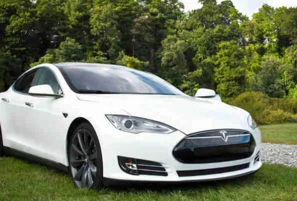 Welke rol speelt het geluid dat een elektrische auto niet maakt na een aanrijding