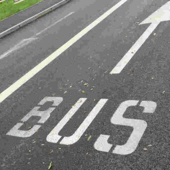 Aanrijding met een lijnbus op een kruispunt