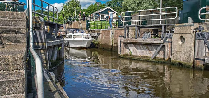 Aansprakelijkheid vrachtwagen voor schade aan monumentale sluis, Rechtbank Midden-Nederland 21 juni 2023, ECLI:NL:RBMNE:2023:2840, schade door gewicht vrachtwagen, vrachtwagen negeert inrijverbod
