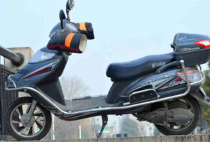 Aanrijding afslaande auto en motorscooter, Rechtbank Oost-Brabant 17 januari 2024, ECLI:NL:RBOBR:2024:129