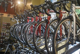 Aansprakelijkheid fietswinkel voor ongeval door loszittend voorwiel