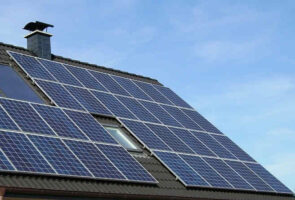 Arbeid laten verrichten, monteur zonnepanelen valt door dak, Rechtbank Gelderland 7 december 2023, ECLI:NL:RBGEL:2023:6657