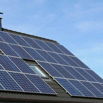 Arbeid laten verrichten: monteur zonnepanelen valt door dak