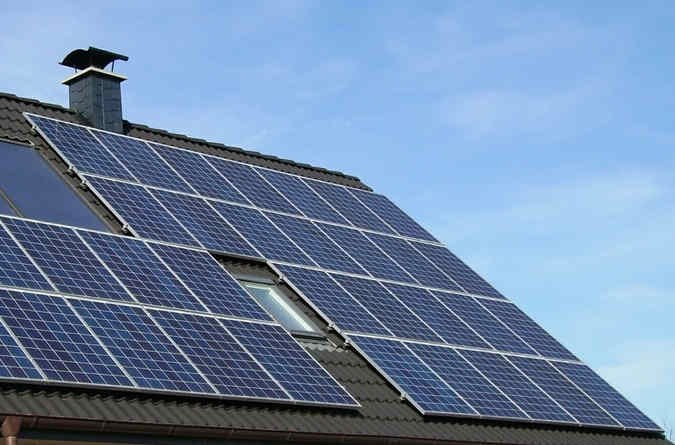 Arbeid laten verrichten, monteur zonnepanelen valt door dak, Rechtbank Gelderland 7 december 2023, ECLI:NL:RBGEL:2023:6657