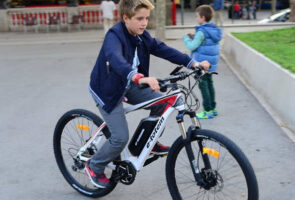 Verantwoordelijkheid ouders voor gebruik elektrische fiets door minderjarige, rechtbank Amsterdam 26 april 2024, ECLI:NL:RBAMS:2024:2736