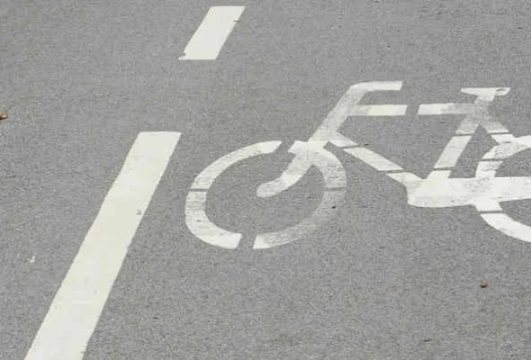 fietser die afslaat zonder om te kijken, wetgeving afslaan fietsers, omkijken fietsers, richting aangeven