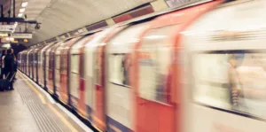 Val in openbaar vervoer onder werktijd, Rechtbank Rotterdam 11 juli 2025, ECLI:NL:RBROT:2025:8384, val in metro tijdens werk