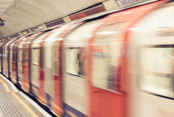 Val in openbaar vervoer onder werktijd, Rechtbank Rotterdam 11 juli 2025, ECLI:NL:RBROT:2025:8384, val in metro tijdens werk