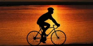Botsing fietser en dronken scooterrijder zonder helm, Rechtbank Amsterdam 2 juli 2025, ECLI:NL:RBAMS:2025:4516