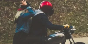 Aansprakelijkheid bestuurder voor passagier die van motor valt, Rechtbank Rotterdam 13 augustus 2025, ECLI:NL:RBROT:2025:10692