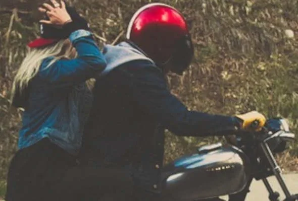 Aansprakelijkheid bestuurder voor passagier die van motor valt, Rechtbank Rotterdam 13 augustus 2025, ECLI:NL:RBROT:2025:10692