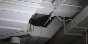 Werknemer breekt been door vallend luchtkanaal, Rechtbank Noord-Holland 19 februari 2026, ECLI:NL:RBNHO:2026:1615