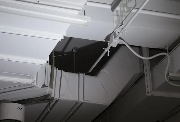 Werknemer breekt been door vallend luchtkanaal, Rechtbank Noord-Holland 19 februari 2026, ECLI:NL:RBNHO:2026:1615