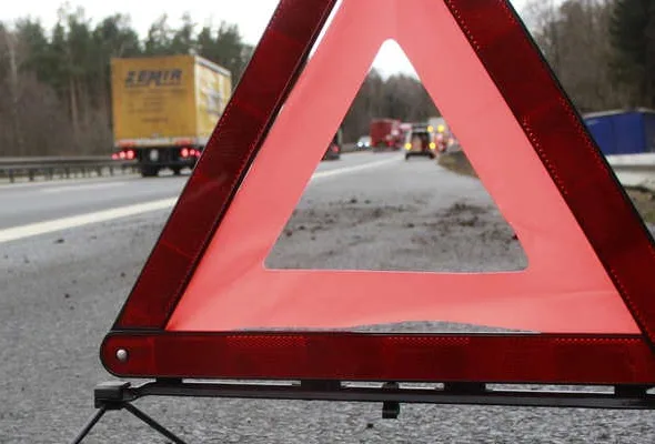 Letsel bij zij aanrijding met stilstaande auto op vluchtstrook, aanrijding vluchtrook, ongeluk vluchtstrook, Rechtbank Midden-Nederland 12 november 2025, ECLI:NL:RBMNE:2025:7741