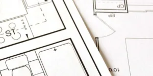 Werkneemster valt van trap die door verbouwing glad is, Gerechtshof Amsterdam 16 september 2025, ECLI:NL:GHAMS:2025:3801, bedrijfsongeval tijdens verbouwing, bedrijfsongeval door stof