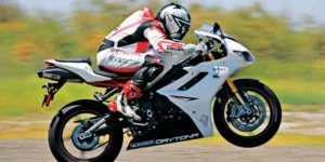 Aanrijding tijdens wheelie motorrijder, letselschade brommer meeting, ongeval op achterwiel rijden, Rechtbank Den Haag 23 april 2026, ECLI:NL:RBDHA:2026:11455
