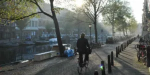 Elektrische bakfiets fietst tegen het verkeer in, Rechtbank Noord-Holland 26 februari 2026, ECLI:NL:RBNHO:2026:2393, elektrische bakfiets aanrijding, gewicht elektrische bakfiets