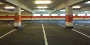 Werknemer fietst tegen garagedeur aan, Rechtbank Amsterdam 24 april 2026, ECLI:NL:RBAMS:2026:8475